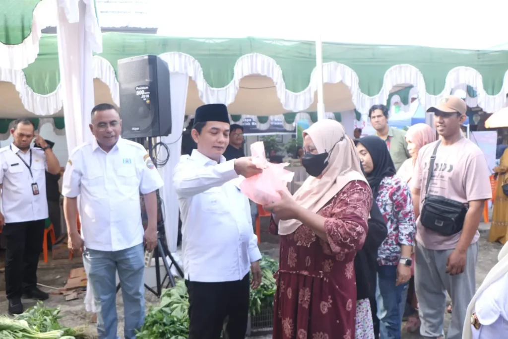 Wakil Wali Kota Pontianak Bahasan saat membuka pasar murah di halaman Kantor Camat Pontianak Timur, Rabu (28/10/2026).