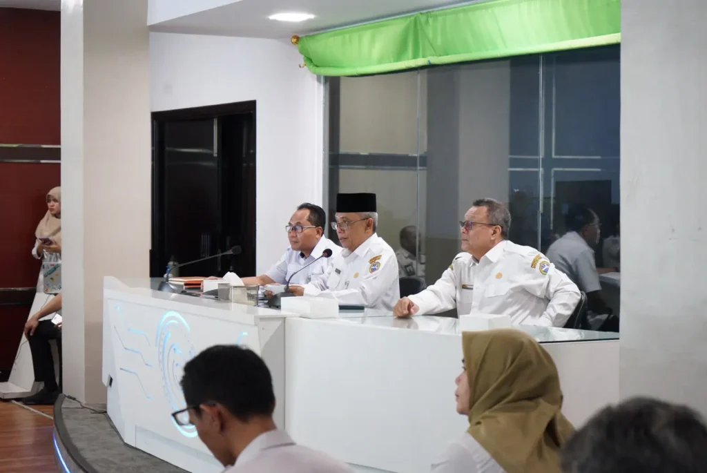 Sekda Pontianak Amirullah saat mengikuti asistensi dan evaluasi Rancangan Peraturan Daerah (Raperda) tentang Pajak Daerah dan Retribusi Daerah (PDRD) bersama Kementerian Dalam Negeri di Pontive Center Kantor Wali Kota Pontianak, Rabu (28/10/2026).