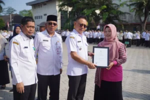 Wali Kota Pontianak Edi Rusdi Kamtono menyerahkan secara simbolis bantuan kepada pengusaha UMKM dalam rangkaian Hari Sumpah Pemuda di Halaman Kantor Wali Kota Pontianak, Rabu (28/10/2026).