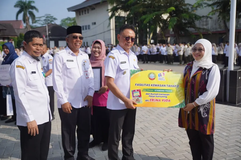 Wali Kota Pontianak Edi Rusdi Kamtono menyerahkan secara simbolis bantuan kepada pengusaha UMKM dalam rangkaian Hari Sumpah Pemuda di Halaman Kantor Wali Kota Pontianak, Rabu (28/10/2026).