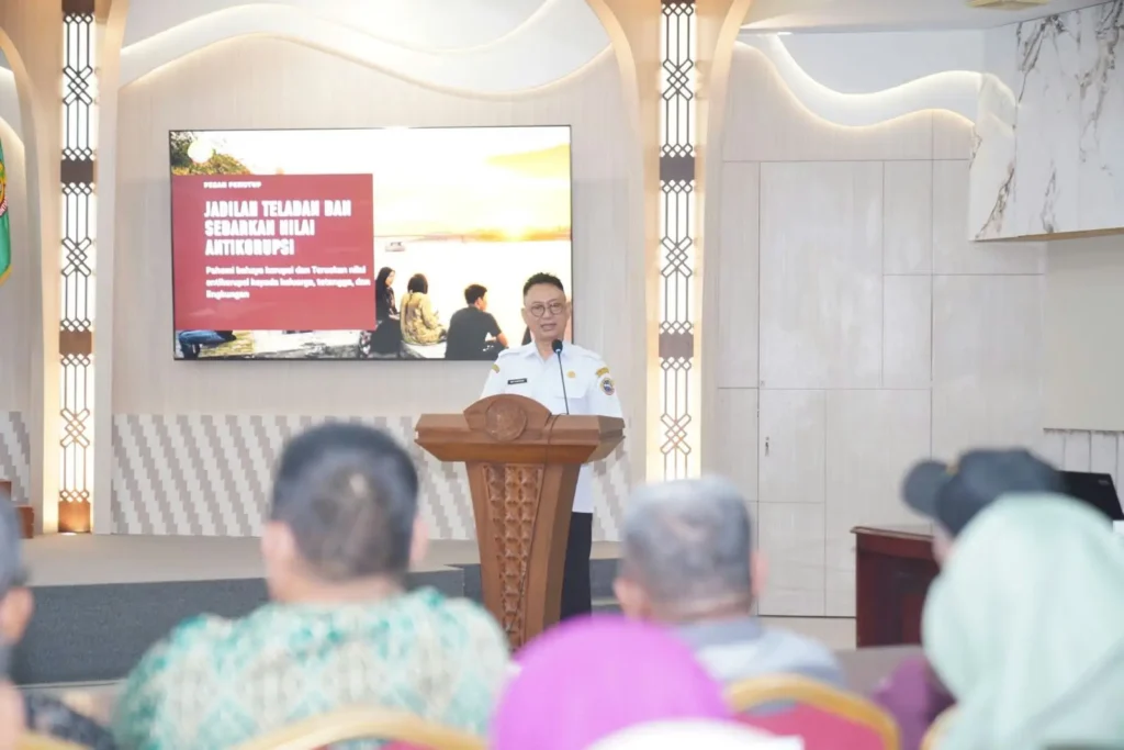 Wali Kota Pontianak Edi Rusdi Kamtono saat membuka Sosialisasi Antikorupsi bagi Masyarakat di Aula Sultan Syarif Abdurrahman Kantor Wali Kota Pontianak, Rabu (28/10/2026).