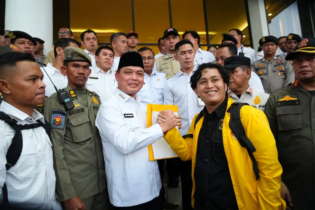 Gubernur Kalimantan Barat Ria Norsan berdialog dengan mahasiswa Universitas Panca Bhakti Pontianak saat menerima aspirasi di Kantor Gubernur Kalbar.