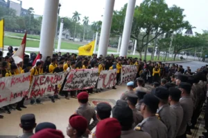 Mahasiswa Universitas Panca Bhakti Pontianak menyampaikan aspirasi dalam aksi unjuk rasa di depan Kantor Gubernur Kalimantan Barat, Rabu sore (28/10/2026).