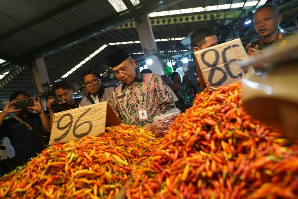 Satgas Ketahanan Pangan Kota Pontianak saat memantau harga komoditas di Pasar Flamboyan, Kamis (29/10/2026).