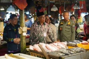 Satgas Ketahanan Pangan Kota Pontianak saat memantau harga komoditas di Pasar Flamboyan, Kamis (29/10/2026).