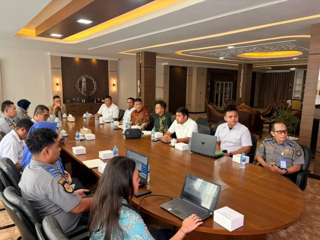 Rapat koordinasi persiapan Program Teman Bus dengan skema BTS di Kantor Wali Kota Pontianak, Kamis (29/10/2026).