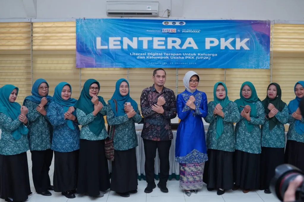 Yanieta Arbiastutie membuka sosialisasi literasi digital bagi kader PKK Kota Pontianak.