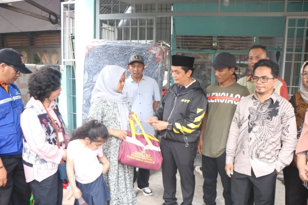 Wakil Wali Kota Pontianak Bahasan menyerahkan bantuan kepada warga terdampak kebakaran di kawasan Jalan Dharma Putra I, Kecamatan Pontianak Utara, Kamis (29/10/2026).