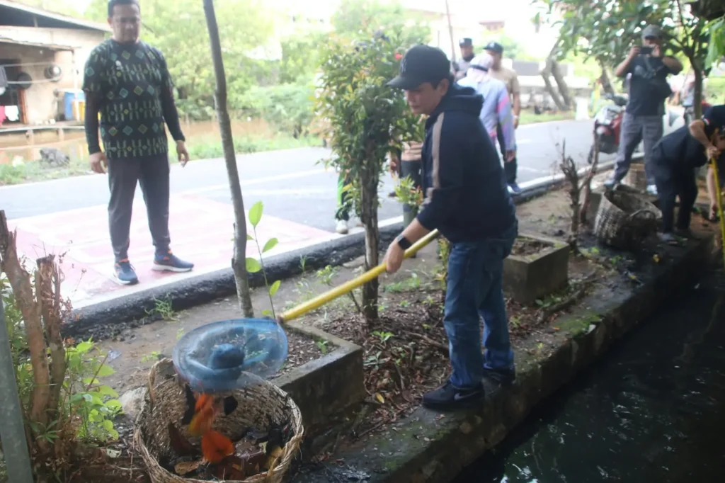 Wakil Wali Kota Pontianak Bahasan saat membersihkan drainase di Jalan Media, Bansir Laut, Pontianak Tenggara, Jumat (30/10/2026).