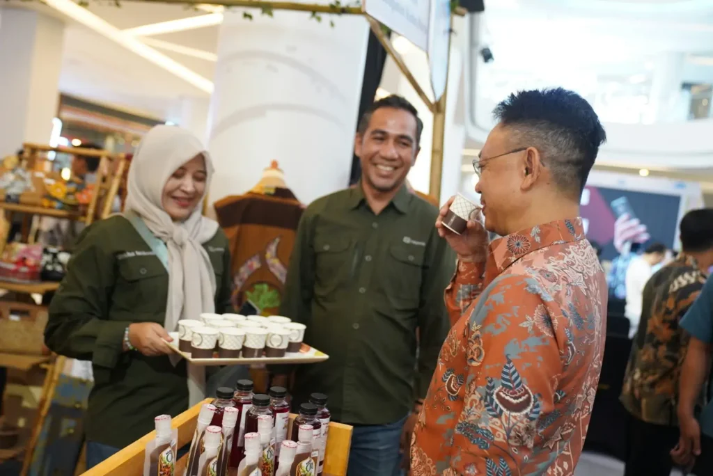 Wali Kota Pontianak Edi Rusdi Kamtono saat meninjau stand usai peluncuran Bulan Inklusi Keuangan 2026 di Gaia Bumi Raya Mall, Jumat (30/10/2026).