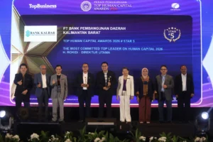 Bank Kalbar menerima penghargaan TOP Human Capital Awards 2026 di Hotel Raffles Jakarta, Kamis (29/10/2026).