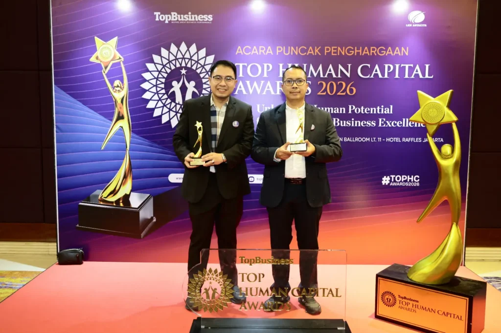 Perwakilan Bank Kalbar menerima penghargaan TOP Human Capital Awards 2026 di Hotel Raffles Jakarta.