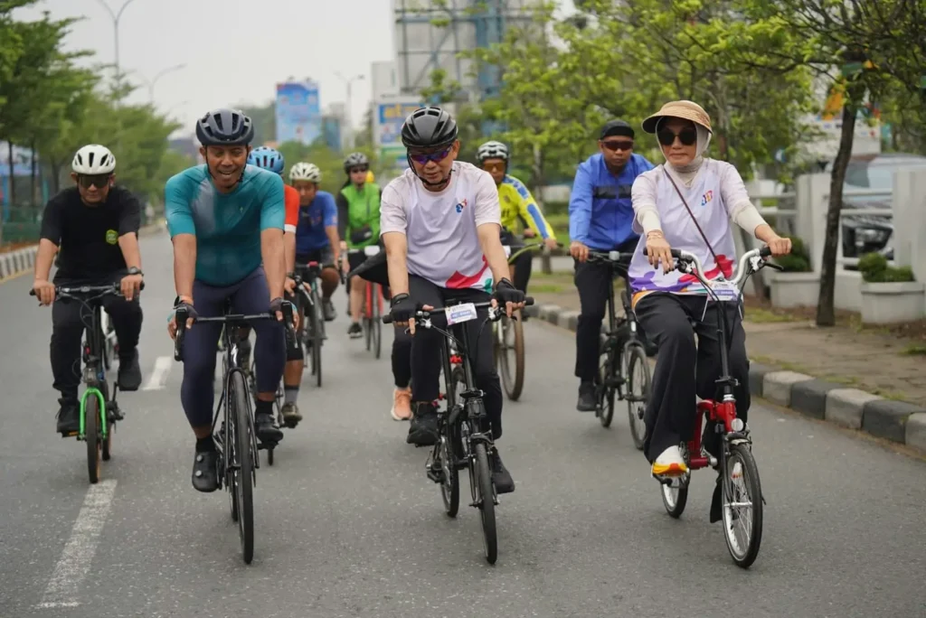 Sebanyak 1.200 pesepeda meramaikan kegiatan Happy Cycling 2026 dalam rangka memperingati Hari Ulang Tahun (HUT) ke-255 Kota Pontianak, Sabtu (31/10/2026) pagi.