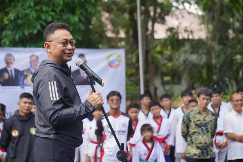 Wali Kota Pontianak Edi Rusdi Kamtono saat memberikan tali asih kepada atlet berprestasi Kota Pontianak dalam rangkaian Hari Ulang Tahun (HUT) Komite Olahraga Nasional Indonesia (KONI) Kota Pontianak, Sabtu (31/10/2026).
