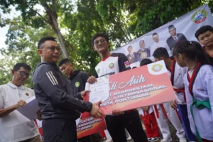 Wali Kota Pontianak Edi Rusdi Kamtono saat memberikan tali asih kepada atlet berprestasi Kota Pontianak dalam rangkaian Hari Ulang Tahun (HUT) Komite Olahraga Nasional Indonesia (KONI) Kota Pontianak, Sabtu (31/10/2026).