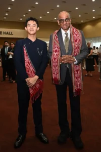 Nathan Alexandro Tjhe (kiri) bersama Presiden Singapura Tharman Shanmugaratnam (kanan), yang mengenakan kain bermotif Dayak hasil kerajinan UMKM lokal dari Dekranas Pontianak, Kalimantan Barat, (26/10/2026). (Istimewa)