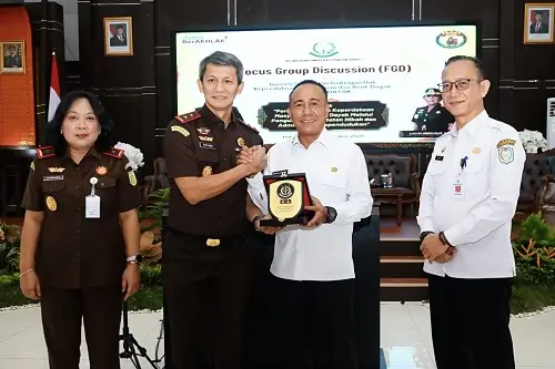 Wakil Gubernur Kalimantan Barat Krisantus Kurniawan saat menghadiri FGD Sikawan Dayak yang membahas penyelarasan hukum adat dan administrasi kependudukan masyarakat Dayak.