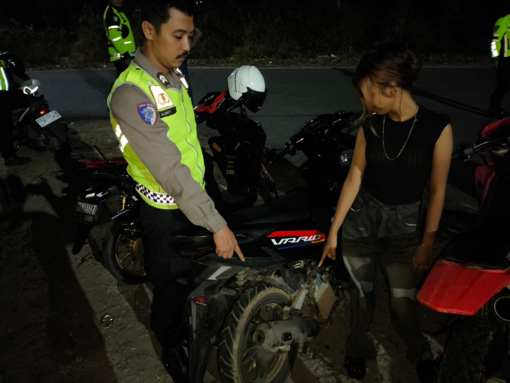 Personel Polres Kayong Utara menertibkan kendaraan bermotor dan memeriksa kelengkapan pengendara pada Sabtu malam. (Foto: Res-KKU)