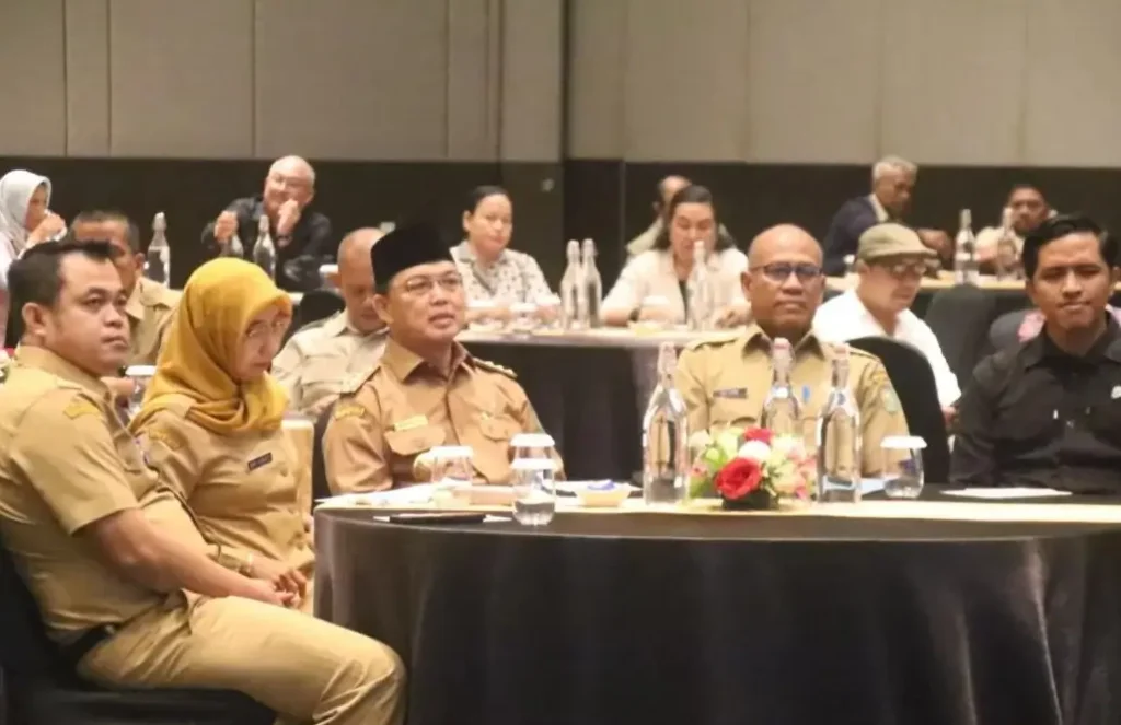 Gubernur Kalimantan Barat Ria Norsan membuka konsultasi publik Rancangan Pergub tentang Perladangan Berbasis Kearifan Lokal untuk memberikan kepastian hukum bagi peladang dan mencegah karhutla.
