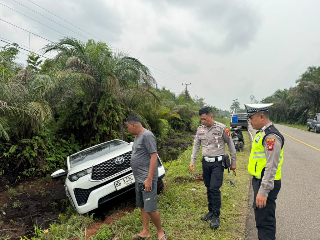 Toyota Rush dan Toyota Kijang Innova Zenix yang bertabrakan di Jalan Lintas Selatan, Kecamatan Kalis, Kabupaten Kapuas Hulu, setelah diduga terjadi manuver mendadak untuk menghindari sepeda motor. (Foto: Res-Kapuas Hulu)