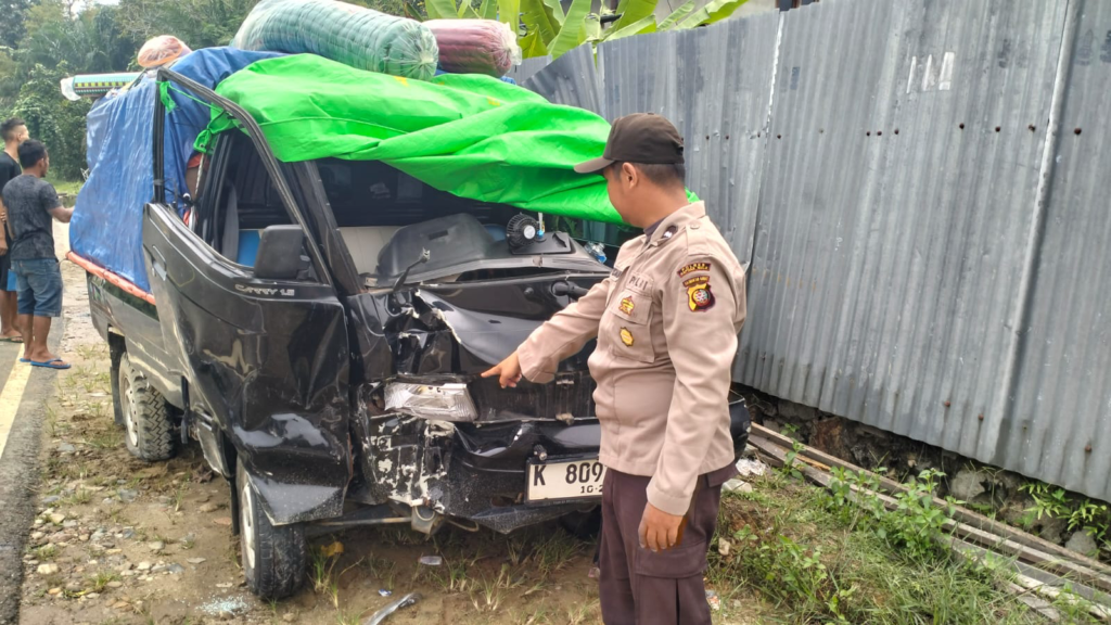 Mobil pick up Isuzu Carry mengalami kecelakaan setelah ban belakang pecah dan menabrak pagar kolam di Semangut Utara, Kapuas Hulu. (Foto: Res-Kapuas Hulu)