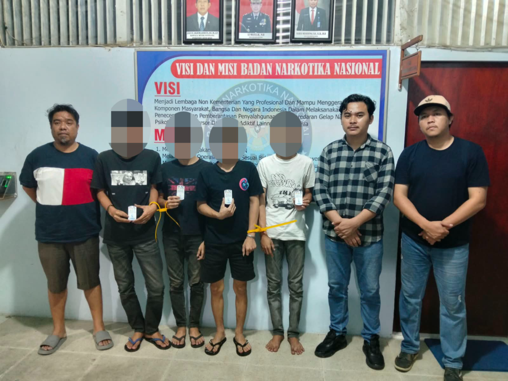 Polres Sintang mengamankan empat pemuda untuk pemeriksaan terkait dugaan transaksi narkotika di sebuah penginapan di Jalan Dr. Wahidin Sudirohusodo, Sintang, Kamis (8/10/2026) malam. (Foto: Res-Sintang)