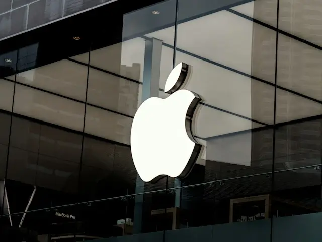 Ilustrasi - iPhone lipat Apple bakal menggunakan material titanium daur ulang. (Foto: unsplash.com/@he_junhui)