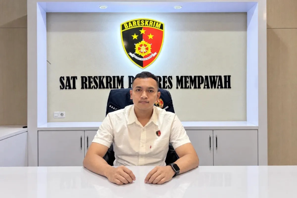 Kasat Reskrim Polres Mempawah, Iptu Eric Ibrahim Pattimura, saat memberikan keterangan terkait penanganan kasus dugaan pembakaran lahan. (Foto: Res-Mpw)