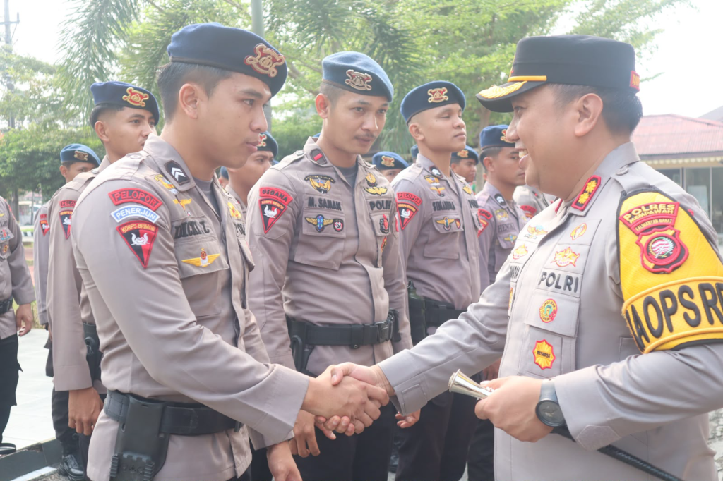 Kapolres Mempawah AKBP Ade Candra Capa Yanto usai memimpin apel pelepasan 30 personel Korbrimob yang selesai menjalankan tugas BKO penanganan karhutla di Mempawah. (Foto: Res-Mpw)