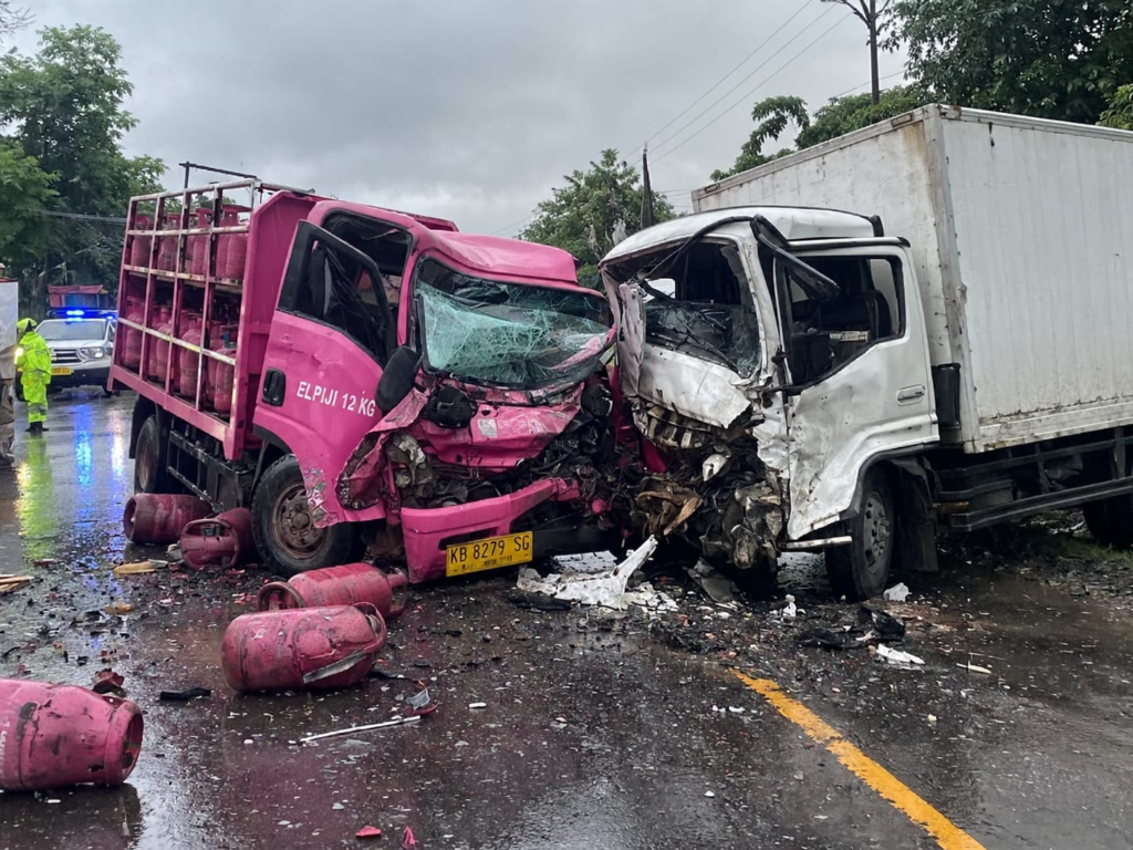 Kecelakaan truk bermuatan gas elpiji dan truk boks di Jalan Transkalimantan Kilometer 71, Desa Lintang Batang, Kecamatan Sungai Ambawang, Kabupaten Kubu Raya, yang menewaskan seorang sopir. (foto: Res-KKR)