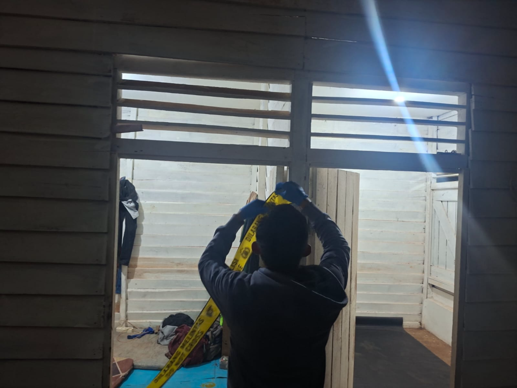 Petugas mengevakuasi jenazah pria berusia 24 tahun yang ditemukan meninggal di kamar mes perusahaan di Desa Teluk Bakung, Kecamatan Sungai Ambawang, Kabupaten Kubu Raya. (Foto: Polres KKR)