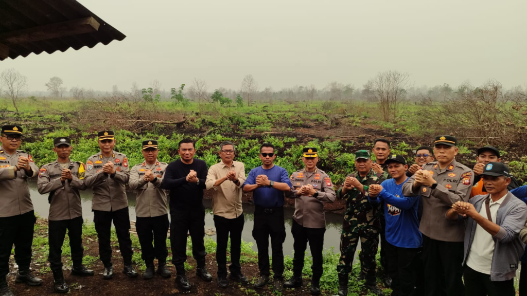 Tim Staf Ahli Kapolri bersama jajaran Polres Kubu Raya, TNI, dan unsur terkait meninjau lokasi kebakaran hutan dan lahan di Desa Limbung, Kecamatan Sungai Raya, Kubu Raya, Rabu (14/10/2026). (Foto: Res-KKR)