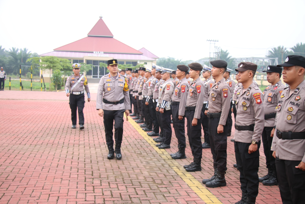 Kapolres Kubu Raya AKBP Rensa S. Aktadivia memimpin Apel Gelar Pasukan Operasi Patuh Kapuas 2026 di Lapangan Apel Polres Kubu Raya, Desa Durian, Kecamatan Sungai Ambawang. (foto: Res-KKR)