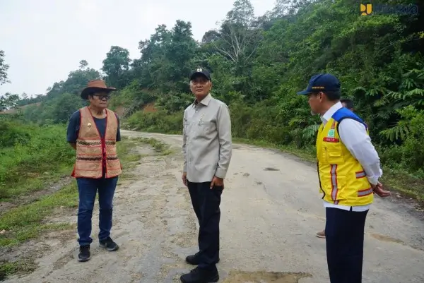 Menteri PU Dody Hanggodo meninjau jalan penghubung Malinau menuju perbatasan Malaysia di Kabupaten Nunukan. (Foto: pu.go.id)