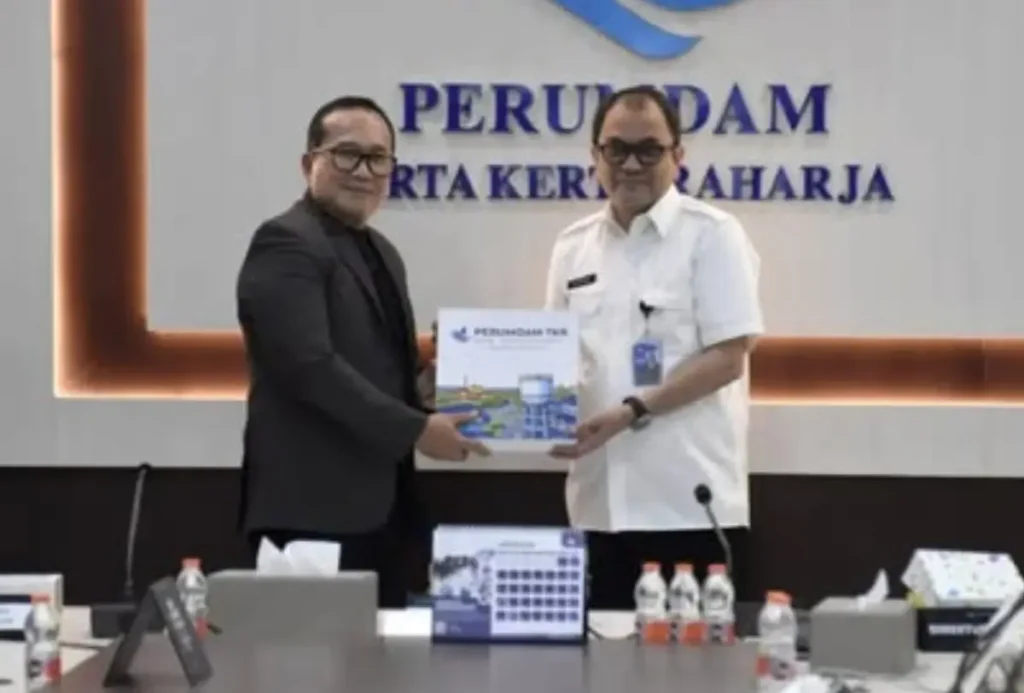 Bupati Kubu Raya Sujiwo saat kaji tiru ke Perumdam Tirta Kerta Raharja Kabupaten Tangerang untuk mematangkan kerja sama layanan air bersih. (Foto: Prokopim KKR)