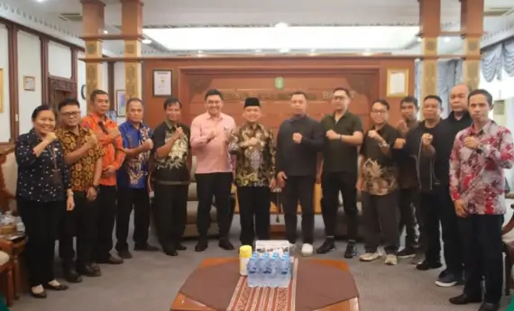 Gubernur Kalimantan Barat Ria Norsan menerima audiensi Panglima Jilah dan perwakilan kepala sekolah dari Kabupaten Landak dan Kubu Raya membahas masa jabatan kepala sekolah di wilayah pedalaman.
