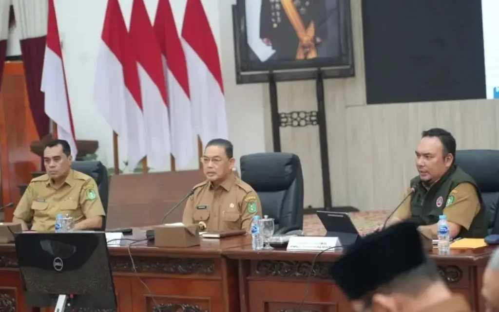 Gubernur Kalbar Ria Norsan memimpin rapat koordinasi kesiapsiagaan menghadapi potensi bencana hidrometeorologi menjelang musim hujan 2026/2027.