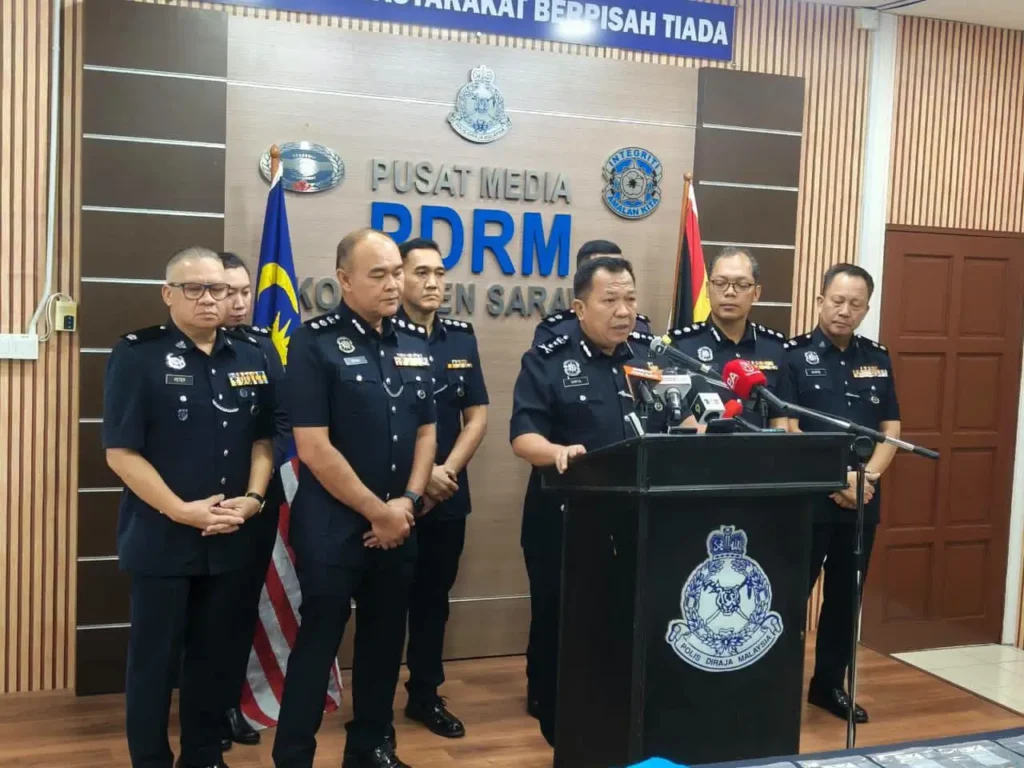 Plt Komisaris Polisi Sarawak DCP Saifullizan Ishak menyampaikan perkembangan penyelidikan kasus pelajar 16 tahun yang menyerang guru menggunakan kapak dalam konferensi pers di Markas Kontingen Polisi Sarawak, Kuching, Malaysia. (Foto: facebook.com/polissarawak)