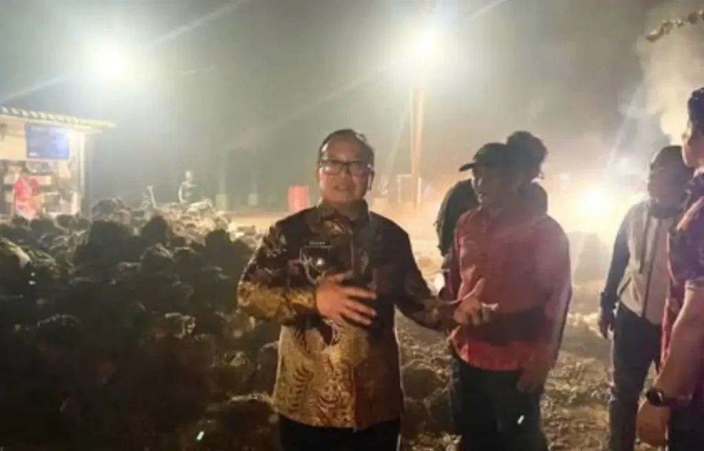 Bupati Kubu Raya Sujiwo meninjau progres pembangunan jalan di Desa Kampung Baru, Kecamatan Kubu, dan meminta pembatasan tonase kendaraan angkutan. (Foto: Prokopim KKR)