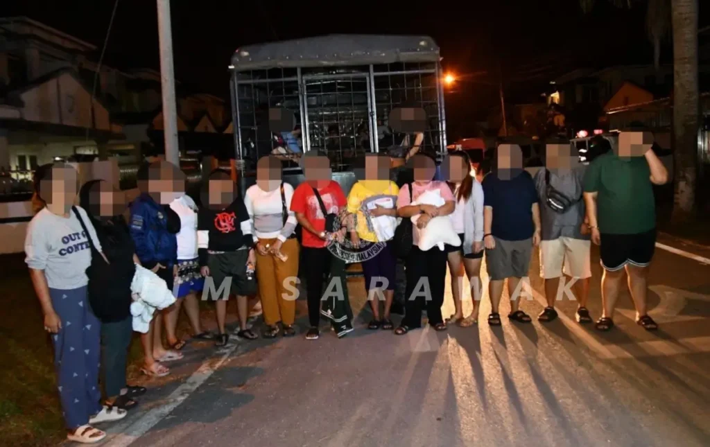 Operasi Imigresen Sarawak di Kuching menindak 63 WNI terkait pelanggaran izin tinggal dan dugaan penipuan online pada 15–16 Oktober 2026. (Foto: JIM Sarawak)