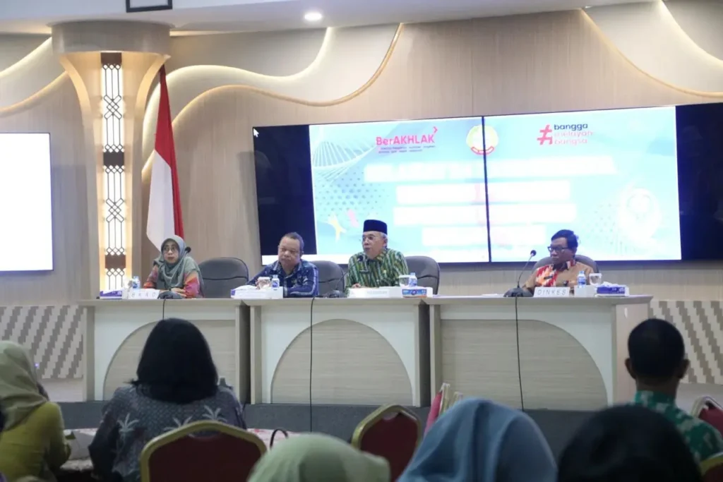 Sekretaris Daerah Kota Pontianak Amirullah saat membuka Sosialisasi Penyusunan Laporan Keuangan BLUD di Aula Sultan Syarif Abdurahman Kantor Wali Kota Pontianak, Jumat (16/10/2026).