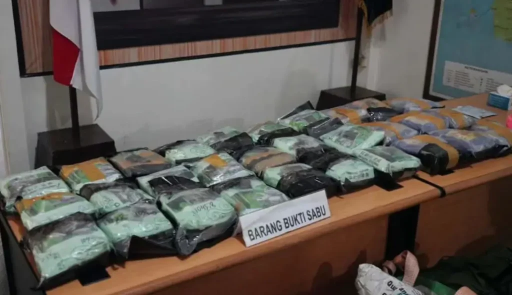 Satgas Pamtas Yonarmed 19 menyita 32,2452 kilogram sabu dan 4.867 pil ekstasi di jalur tikus kawasan perbatasan Entikong, Sanggau. (foto: Satgas Pamtas Yonarmed 19)