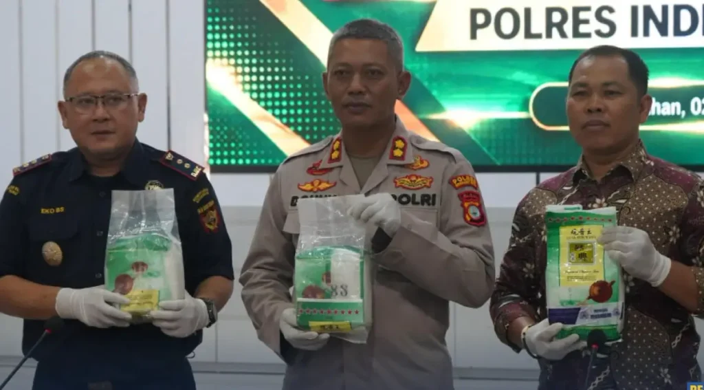Petugas Bea Cukai mengamankan barang bukti 3,17 kilogram sabu dari kapal KLM Mega Indah di perairan Indragiri Hilir. (Foto: Bea Cukai)