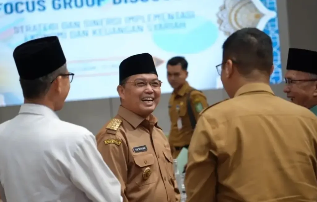 Gubernur Kalimantan Barat Ria Norsan membuka FGD Strategi dan Sinergi Implementasi Ekonomi dan Keuangan Syariah di Hotel Mercure Pontianak, Selasa (13/10/2026), untuk mendorong penguatan industri halal dan optimalisasi ZISWAF.