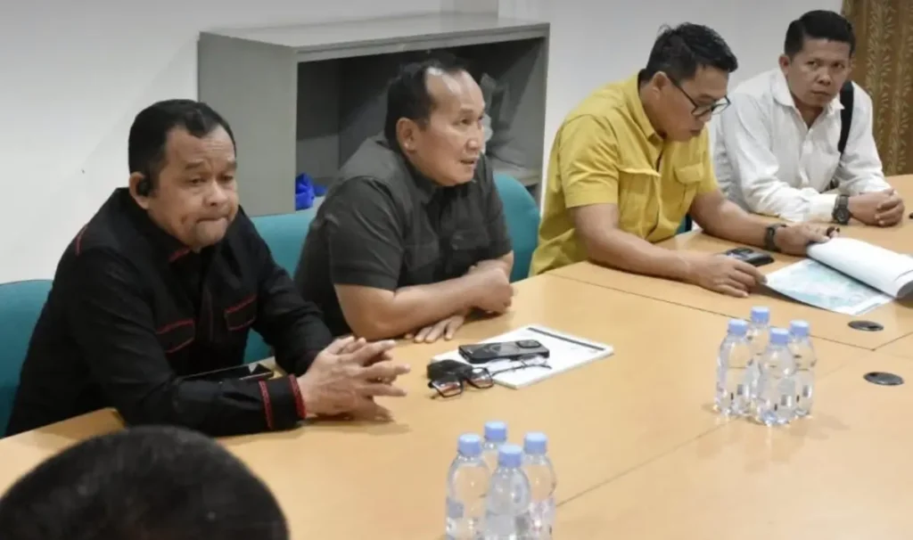 Bupati Kubu Raya Sujiwo membahas rencana pembangunan stadion representatif bersama konsultan infrastruktur di Jakarta. (foto: Prokopim KKR)