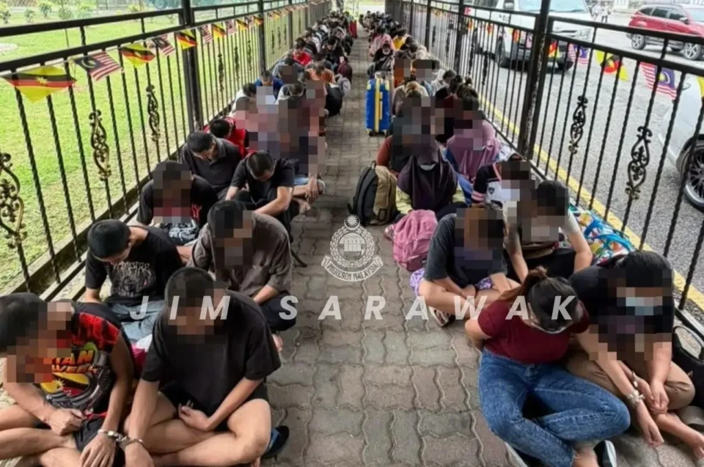 139 WNI dipulangkan dari Depot Imigrasi Semuja Sarawak melalui perbatasan ICQS Tebedu menuju Indonesia. (Foto: JIM Sarawak)