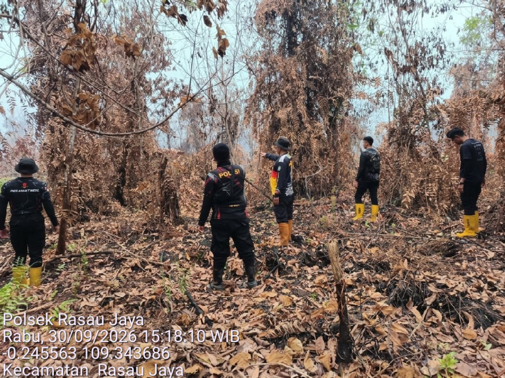 Personel Polsek Rasau Jaya bersama tim BKO Brimob memeriksa lokasi bekas kebakaran hutan dan lahan di Desa Rasau Jaya Tiga, Kabupaten Kubu Raya. (Foto: Res-KKR)