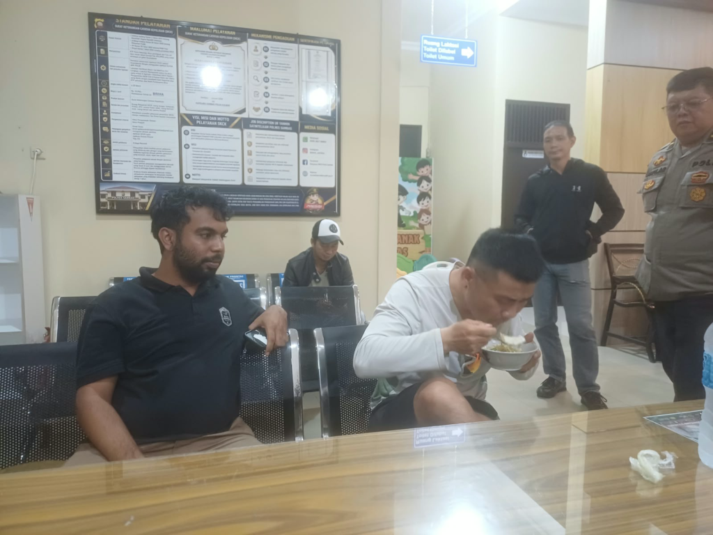 Petugas Polres Sambas menangani turis asal China yang tersasar saat berkeliling dunia menggunakan sepeda lipat. (foto: Res-Sbs)