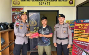 Penyerahan uang Rp14,85 juta kepada perwakilan pemilik setelah ditemukan warga di Bengkayang. (Foto: Res-Bky)