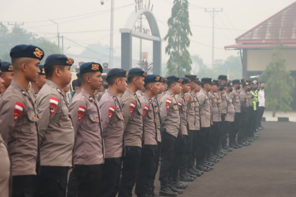 30 personel Brimob mengikuti apel pelepasan setelah selesai menangani Karhutla di Kayong Utara dan bergeser ke Sintang. (Foto: Res-KKU)